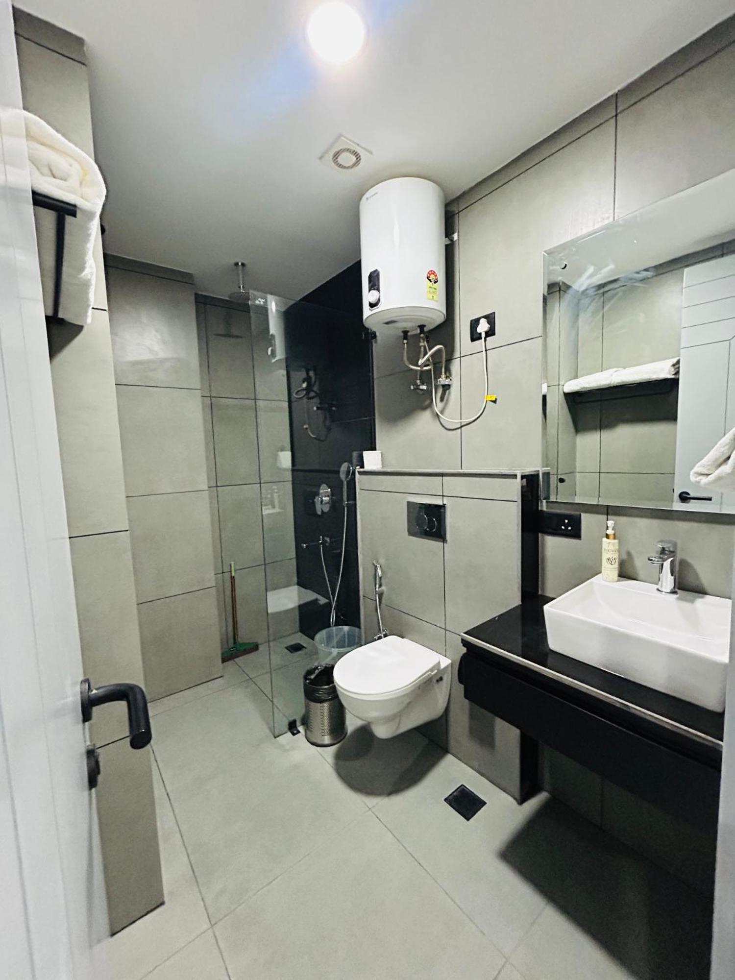 Bedchambers Luxury Apartment Near Golf Course Road 古尔冈 外观 照片