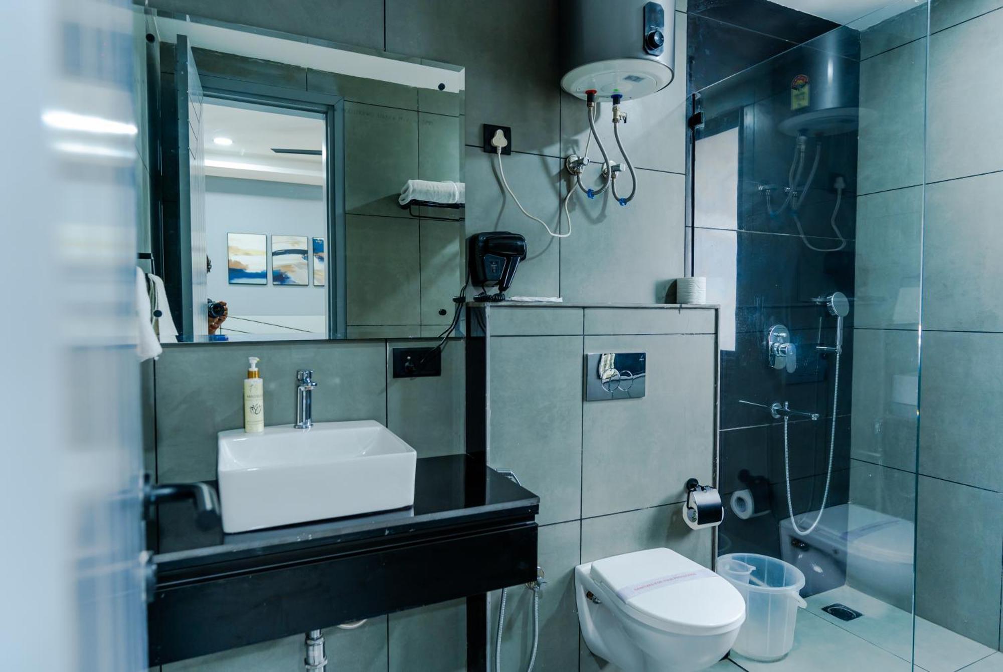 Bedchambers Luxury Apartment Near Golf Course Road 古尔冈 外观 照片